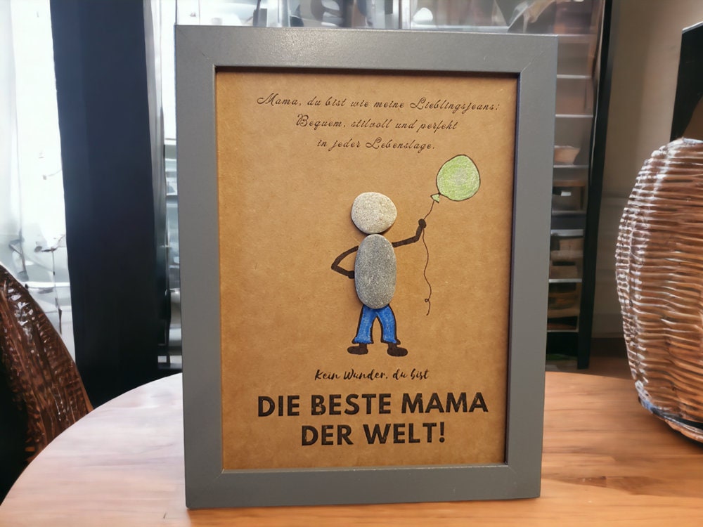 Steinbild in grauem Bilderrahmen.