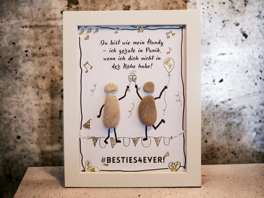 Steinbild als Geschenk im Bilderrahmen. Farbe nach Wahl. Hintergrund weißes Papier. Spruch: Du bist wie mein Handy - ich gerate in Panik, wenn ich dich nicht in der Nähe habe - #Besties4ever. Man sieht 2 Steinfiguren, die Feiern und mit Sekt anstossen. Es sind Sketchnotes auf dem Bild (Luftballon, Girlande, Musiknoten).