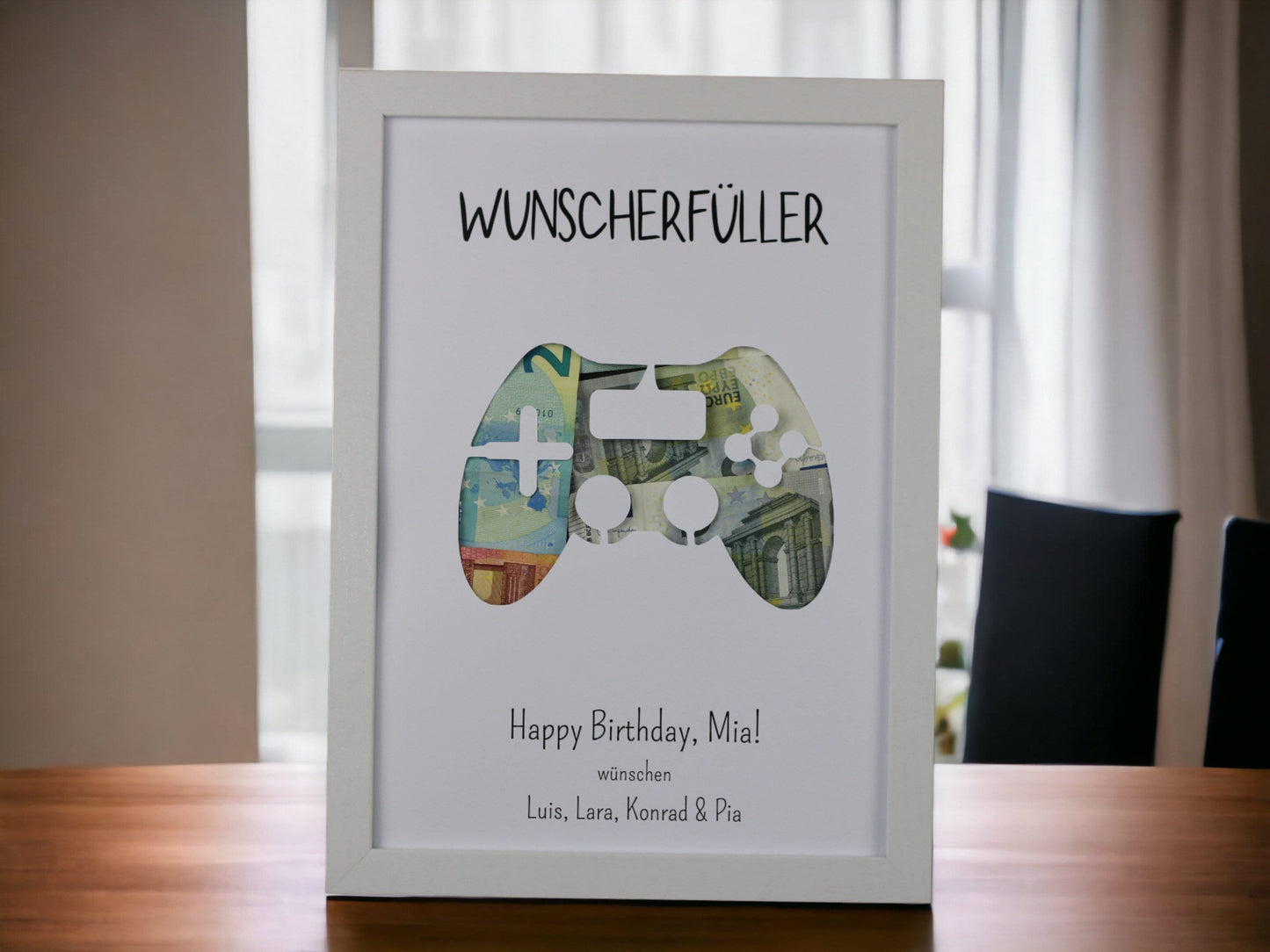 Wunscherfüller Gamer mit Joypad Controller und Geld im Hintergrund