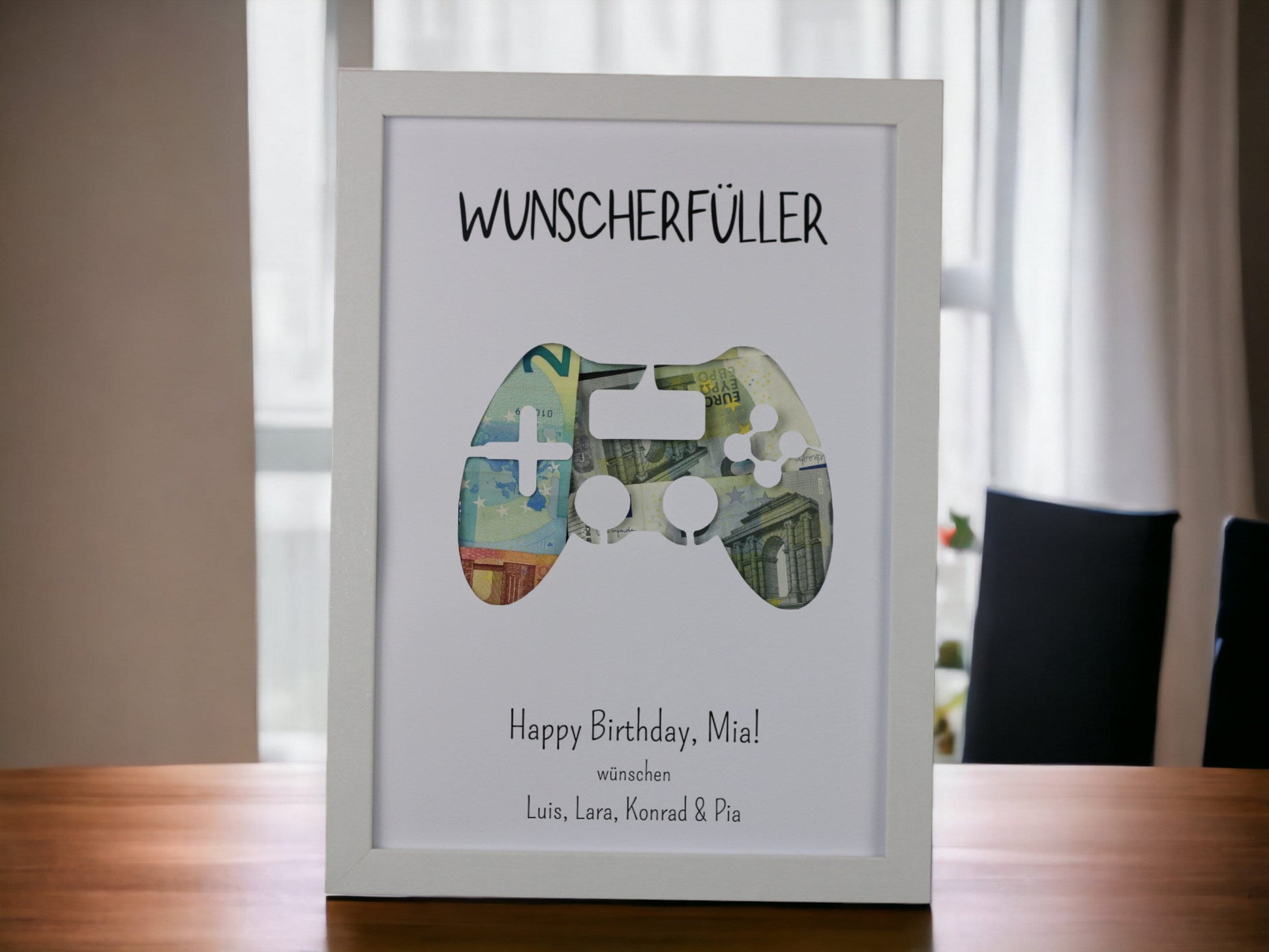 Wunscherfüller Gamer mit Joypad Controller und Geld im Hintergrund