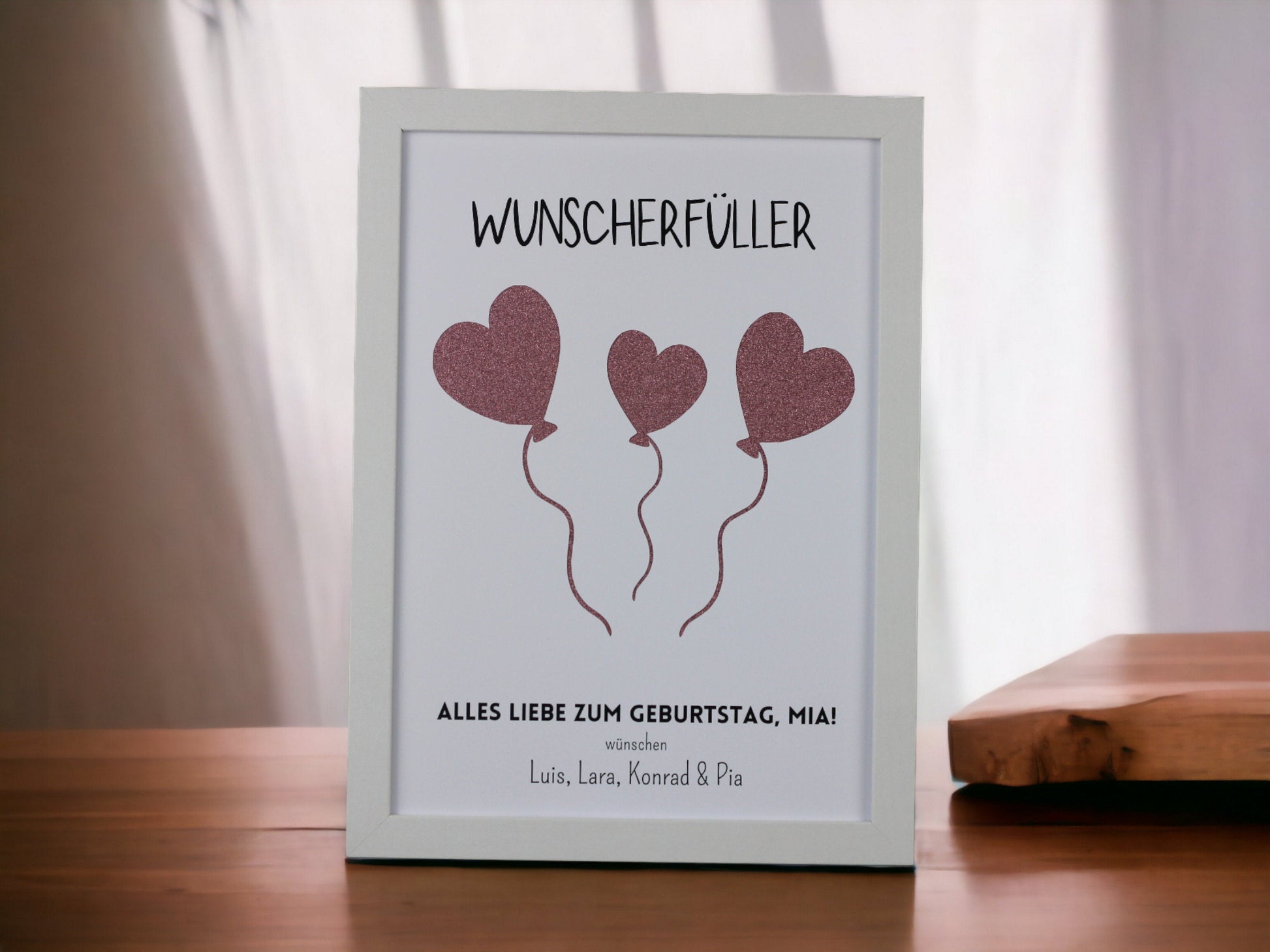 Wunscherfüller Ballons zum Geburtstag und glitzer im Hintergrund