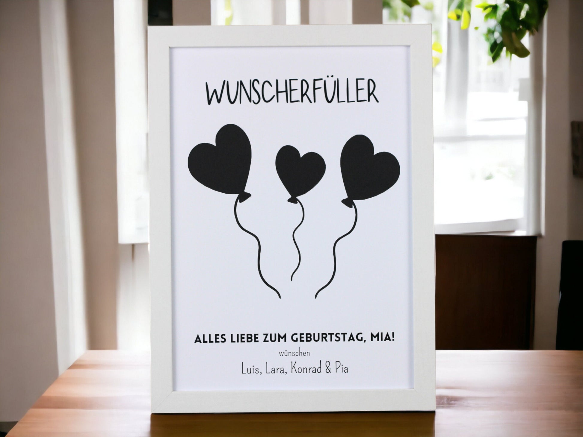 Wunscherfüller Ballons zum Geburtstag und schwarz im Hintergrund