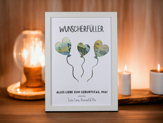 Wunscherfüller Ballons zum Geburtstag und Geld im Hintergrund