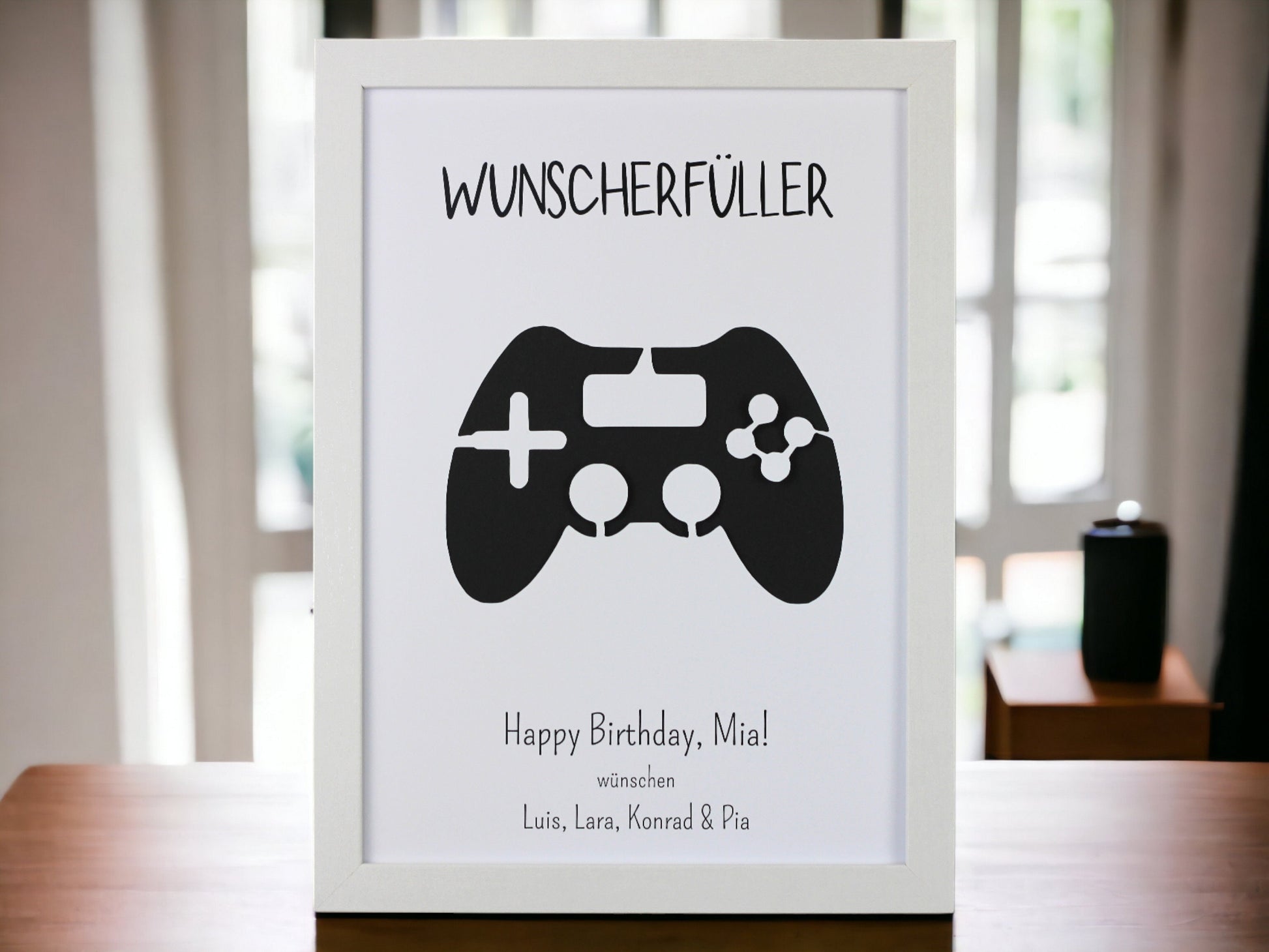 Wunscherfüller Gamer mit Joypad Controller und schwarz im Hintergrund