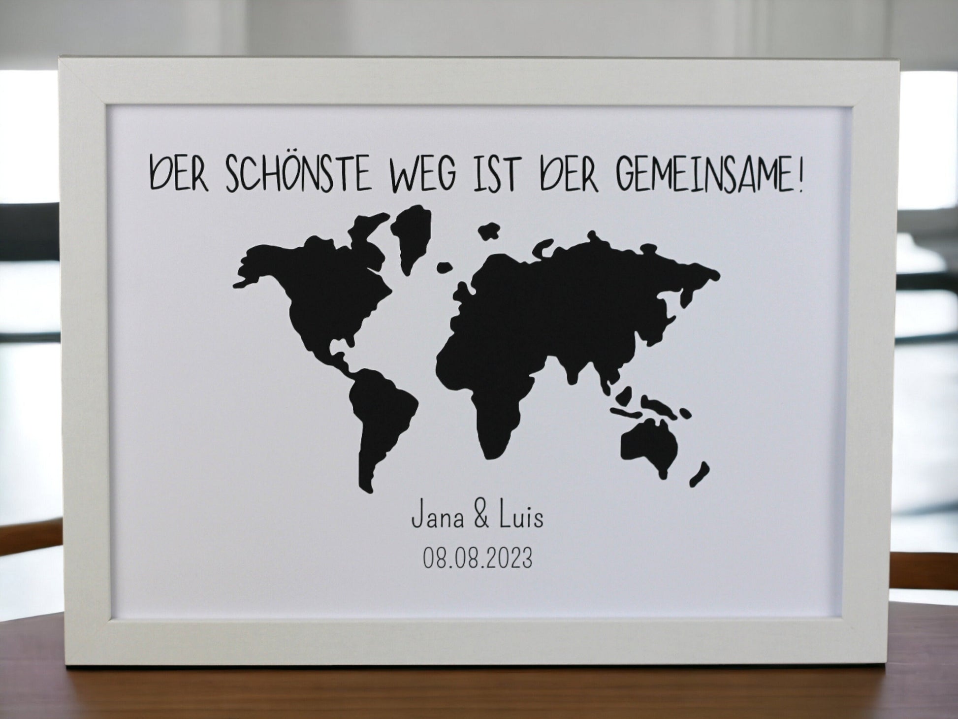 Wunscherfüller Weltkarte für die Reise und schwarz im Hintergrund