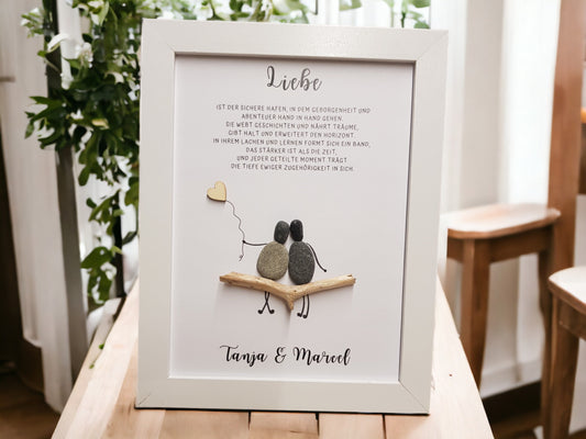 Liebe ist der sichere Hafen, in dem Geborgenheit und Abenteuer Hand in Hand gehen. Sie webt Geschichten... Steinbild mit Bilderrahmen.