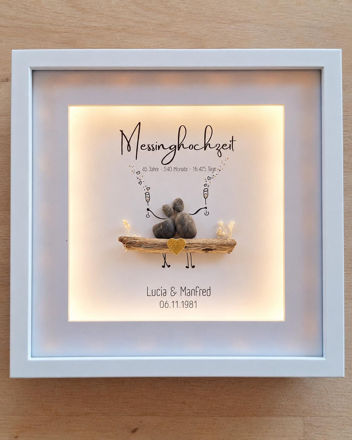 Süsses Messinghochzeit Geschenk zum 45. Hochzeitstag | Personalisierbares Steinbild mit Namen und Datum | Optional mit Licht / Beleuchtung – Produktansicht 1