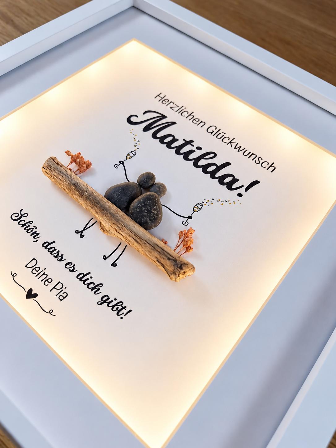 Personalisiertes Steinbild zum Geburtstag – Freundschaftsbild mit Namen und Wunschtext, bis zu 6 Figuren – Produktansicht 2