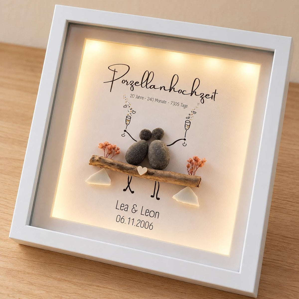 Steinbild zur Porzellanhochzeit / zum 20. Hochzeitstag / Jahrestag personalisierbar + optional mit Beleuchtung / Licht, mit echten Scherben – Produktansicht 2