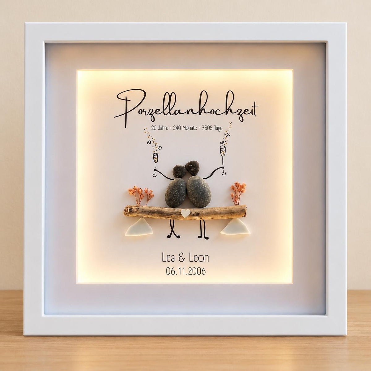 Steinbild zur Porzellanhochzeit / zum 20. Hochzeitstag / Jahrestag personalisierbar + optional mit Beleuchtung / Licht, mit echten Scherben – Produktansicht 1