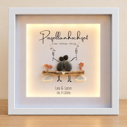 Steinbild zur Porzellanhochzeit / zum 20. Hochzeitstag / Jahrestag personalisierbar + optional mit Beleuchtung / Licht, mit echten Scherben – Produktansicht 1