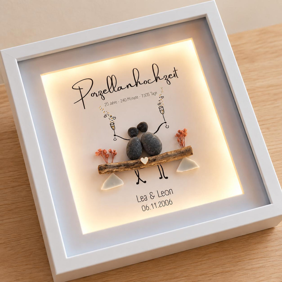 Steinbild zur Porzellanhochzeit / zum 20. Hochzeitstag / Jahrestag personalisierbar + optional mit Beleuchtung / Licht, mit echten Scherben – Produktansicht 3