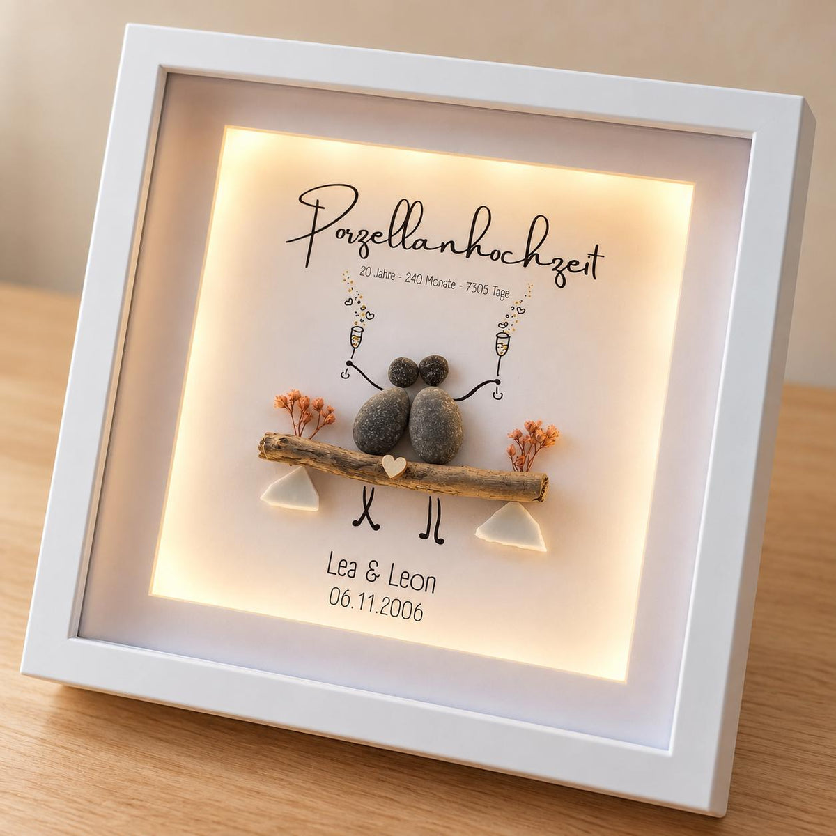 Steinbild zur Porzellanhochzeit / zum 20. Hochzeitstag / Jahrestag personalisierbar + optional mit Beleuchtung / Licht, mit echten Scherben – Produktansicht 4