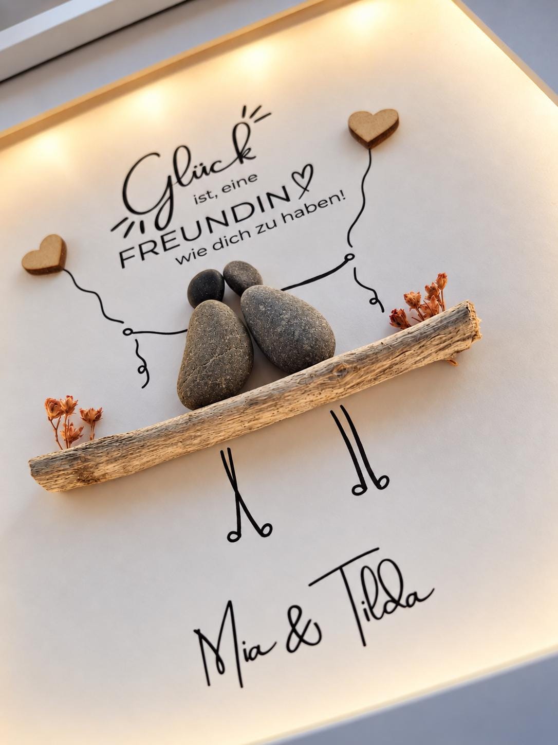 Geschenk für die beste Freundin / Freund | Steinbild mit Namen und Holzherzen | Optional mit Beleuchtung / Licht – Produktansicht 4